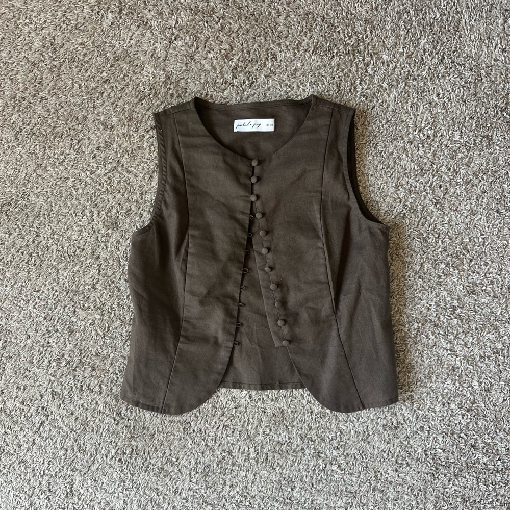 Petal & Pup Brown Sleeveless Button-Front Tank - Picture 2 of 7